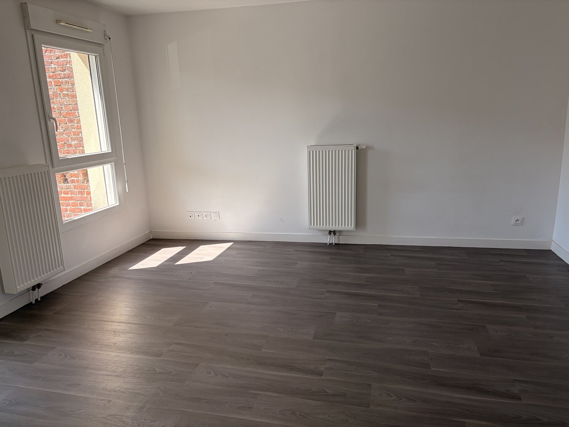 Séjour vide vu depuis l'entrée