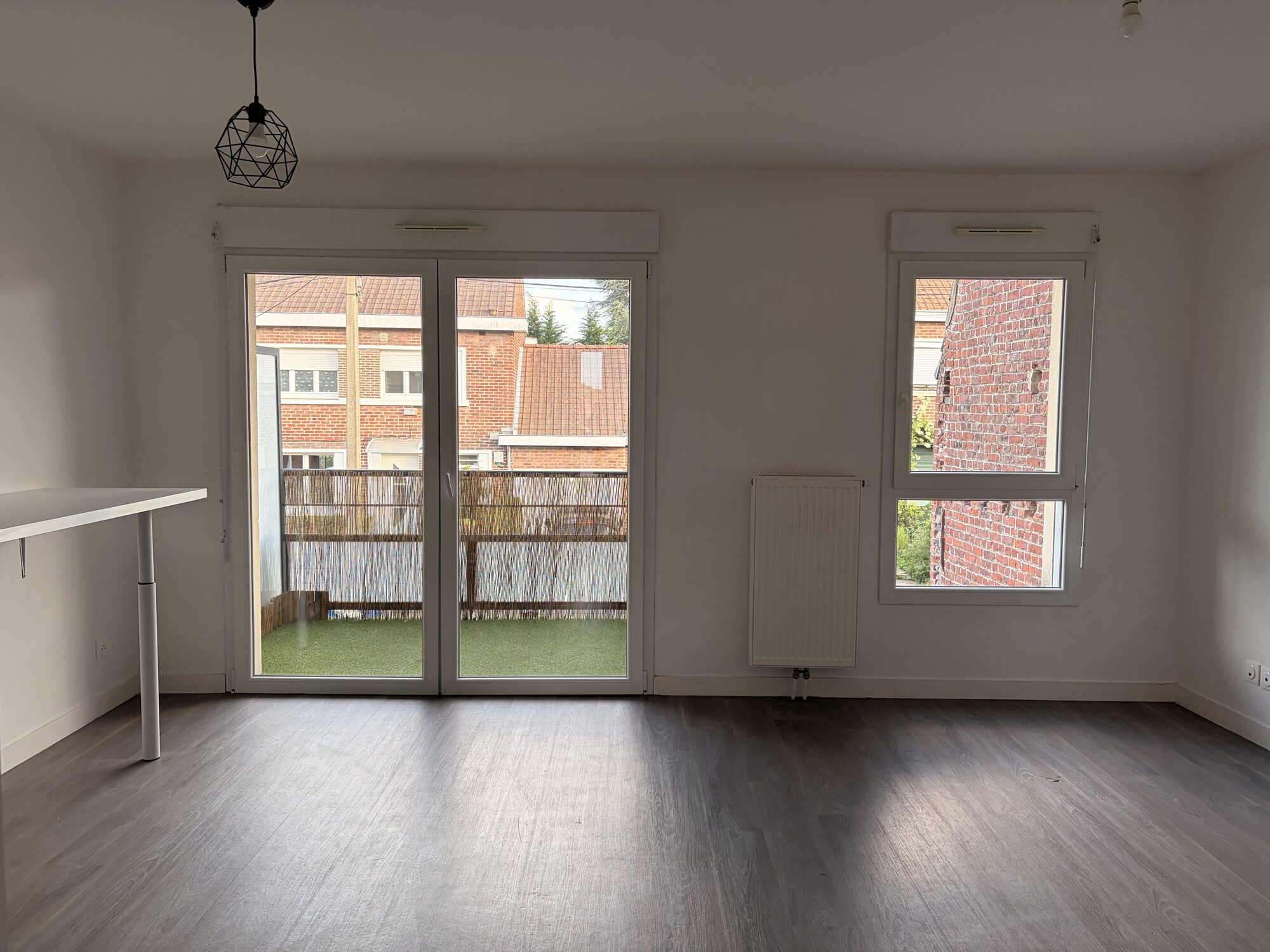 Séjour lumineux du studio à louer à Lys-lez-Lannoy